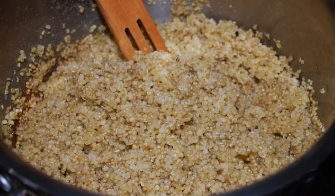 Добавлять ли масло в киноа?