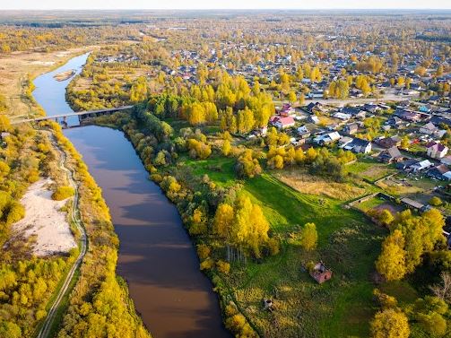 Где-то река оживет и протекает между безымянными перронами