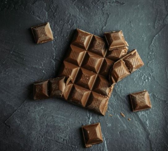 Шоколад: какой гормон вырабатывается при его употреблении